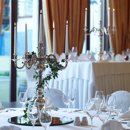 Grand Serai Congress And Spa Ioannina Eksteriør billede A candelabra on a table