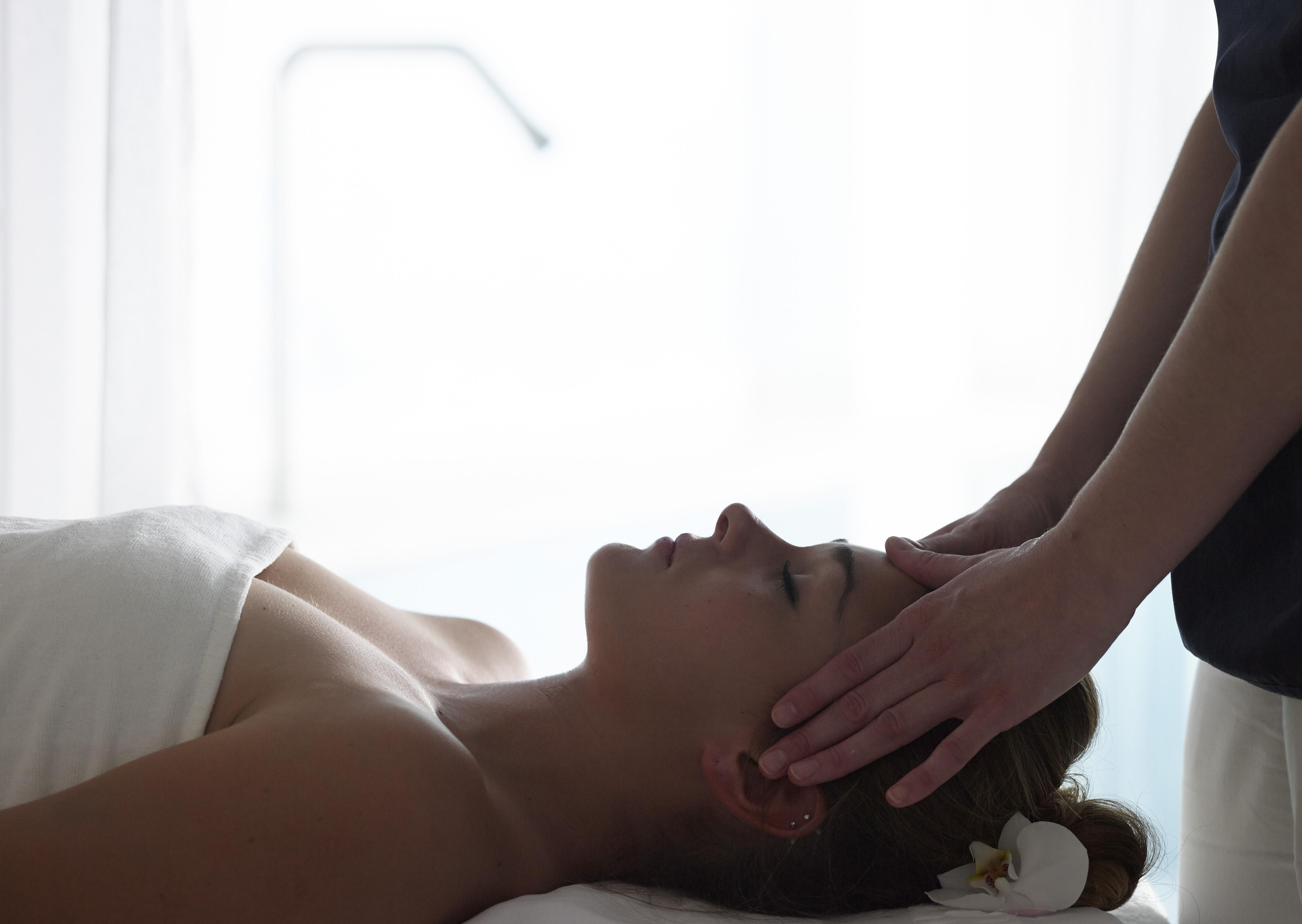 Grand Serai Congress And Spa Ioannina Eksteriør billede A woman receiving a head massage