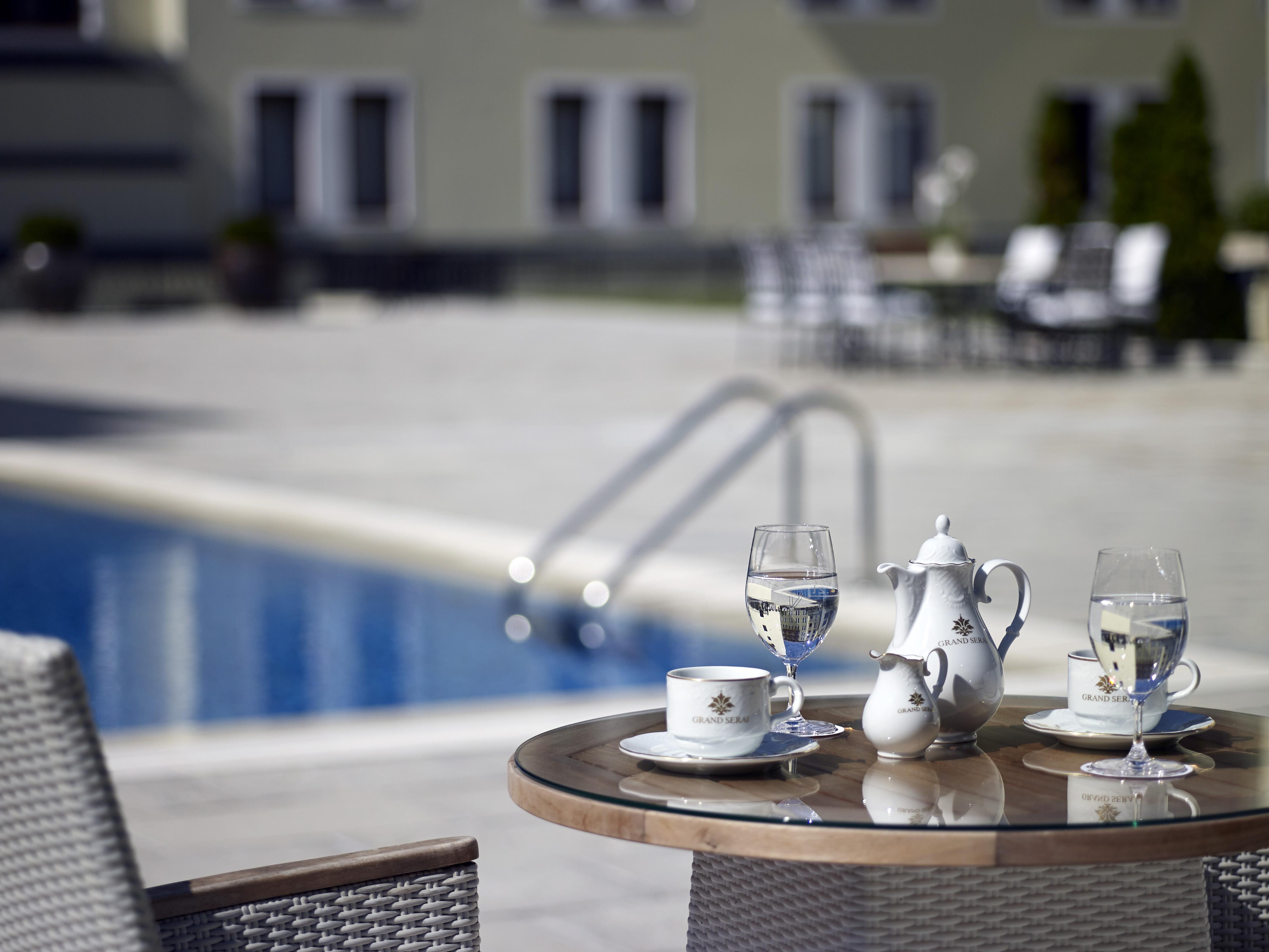 Grand Serai Congress And Spa Ioannina Eksteriør billede The swimming pool at the hotel