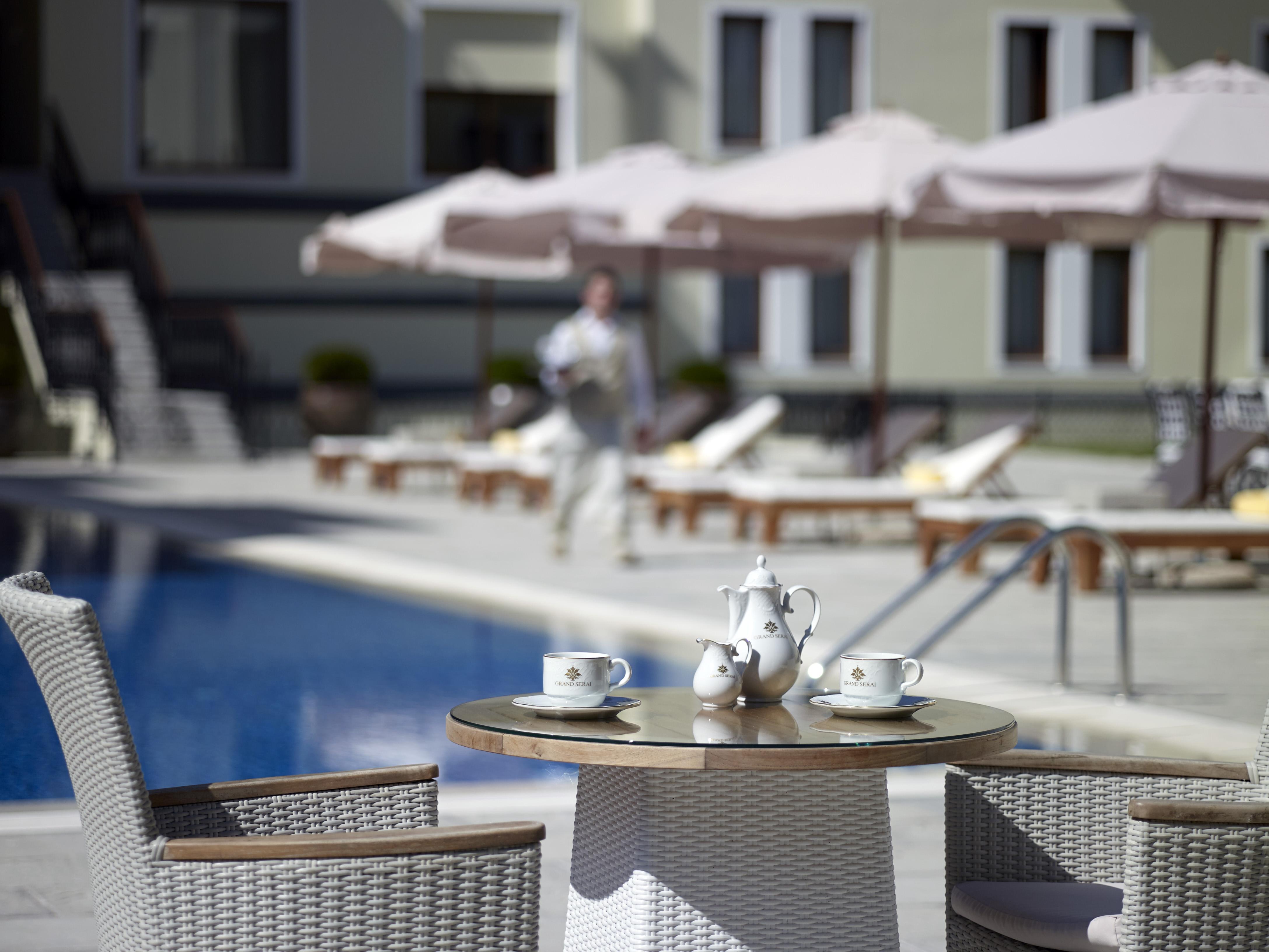 Grand Serai Congress And Spa Ioannina Eksteriør billede The swimming pool at the hotel