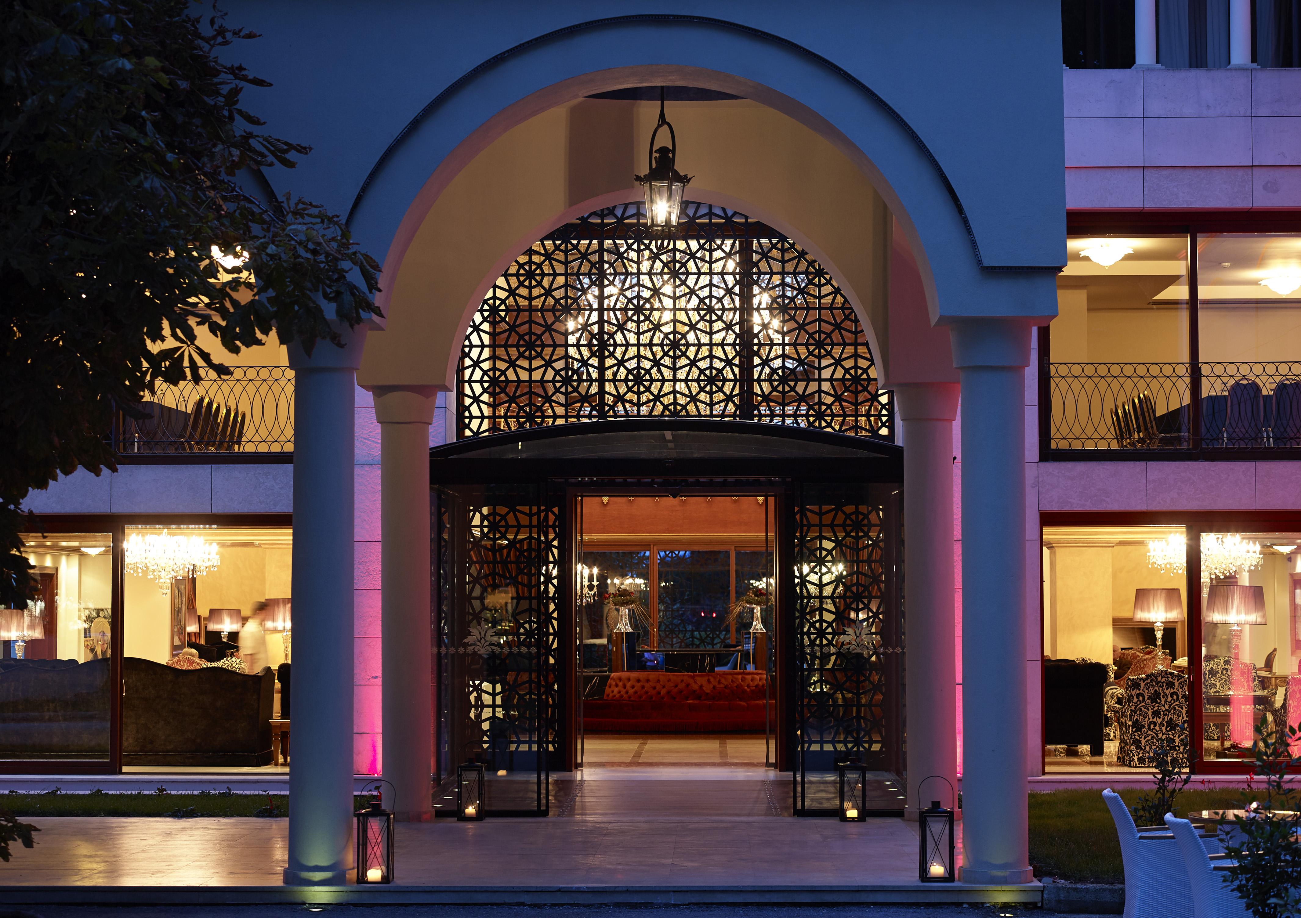 Grand Serai Congress And Spa Ioannina Eksteriør billede Entrance to the hotel