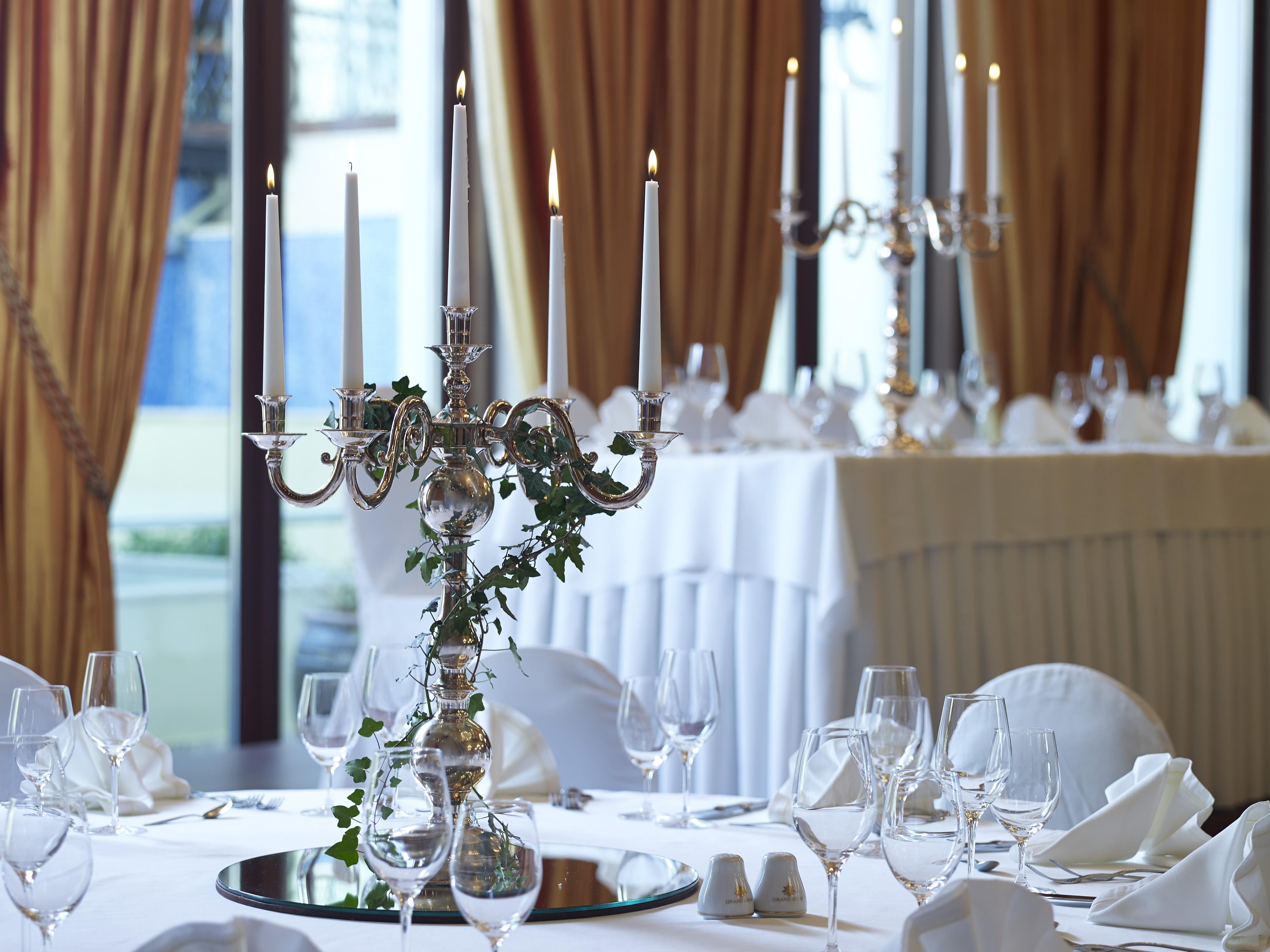 Grand Serai Congress And Spa Ioannina Eksteriør billede A candelabra on a table