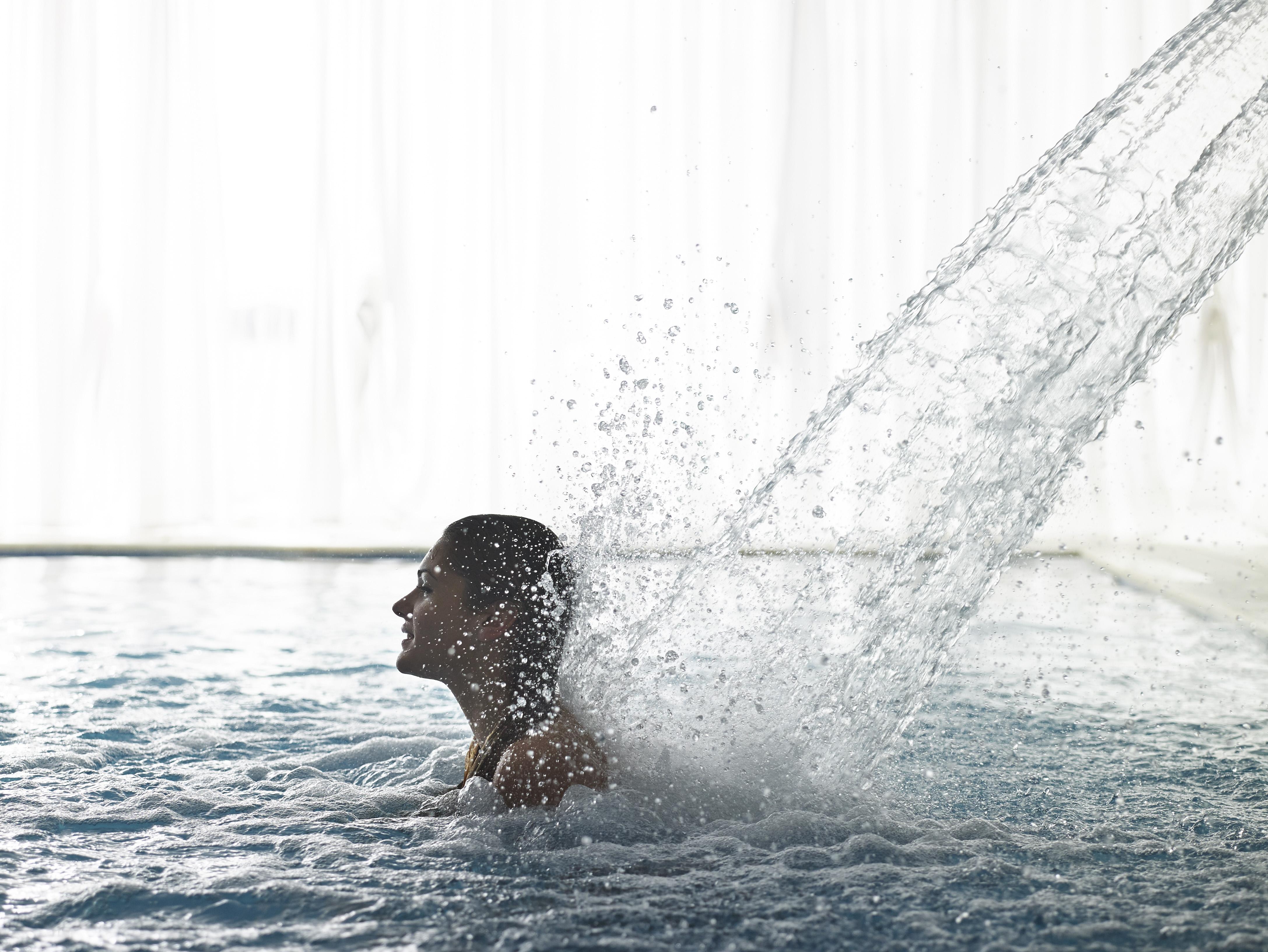 Grand Serai Congress And Spa Ioannina Eksteriør billede A woman showering in a swimming pool