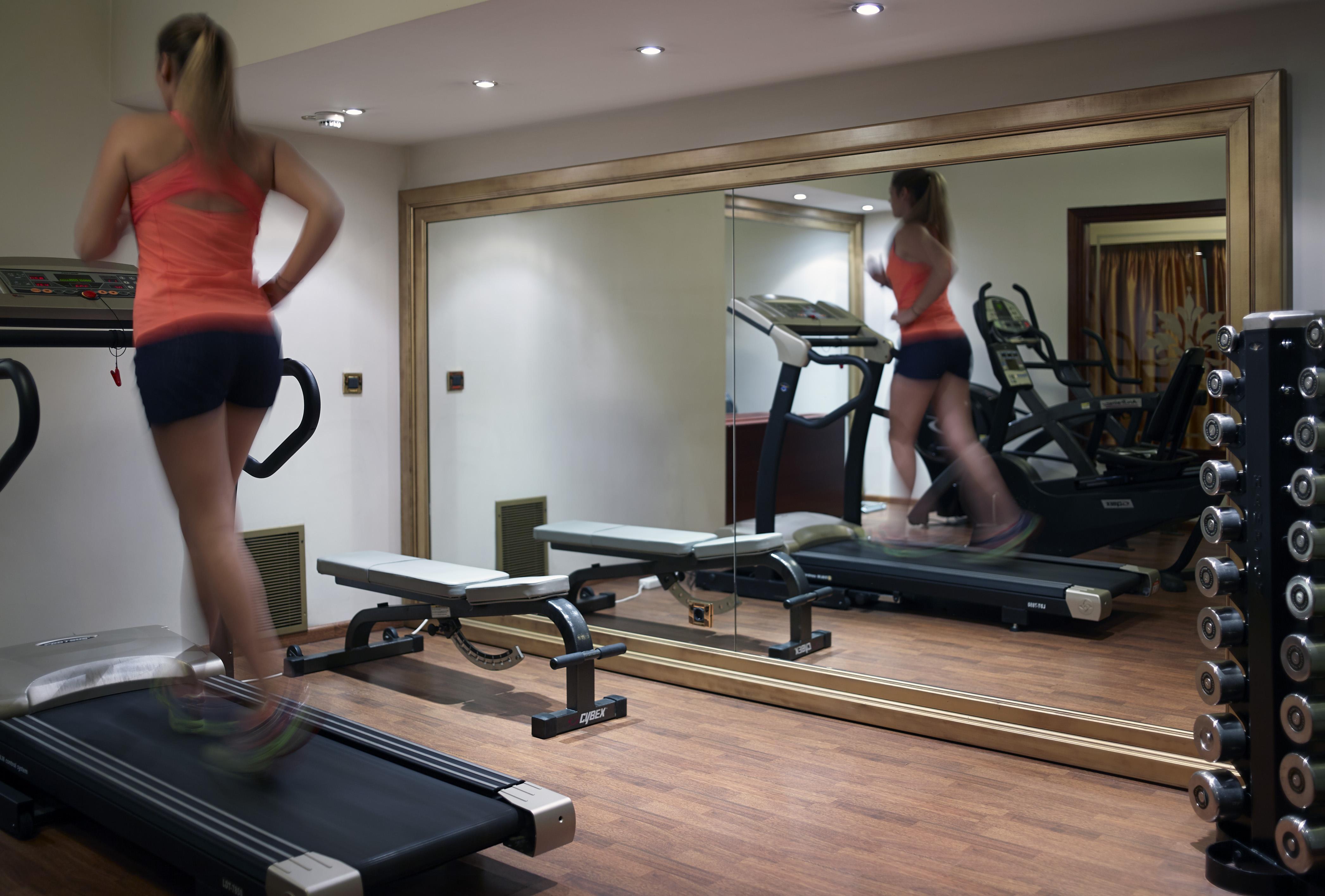 Grand Serai Congress And Spa Ioannina Eksteriør billede A woman exercising on a treadmill