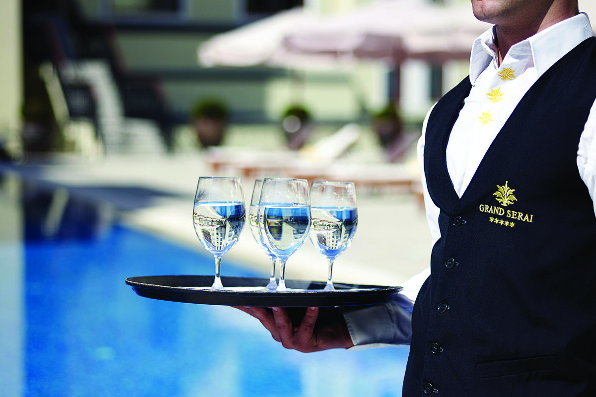 Grand Serai Congress And Spa Ioannina Eksteriør billede A butler at Grand Serai