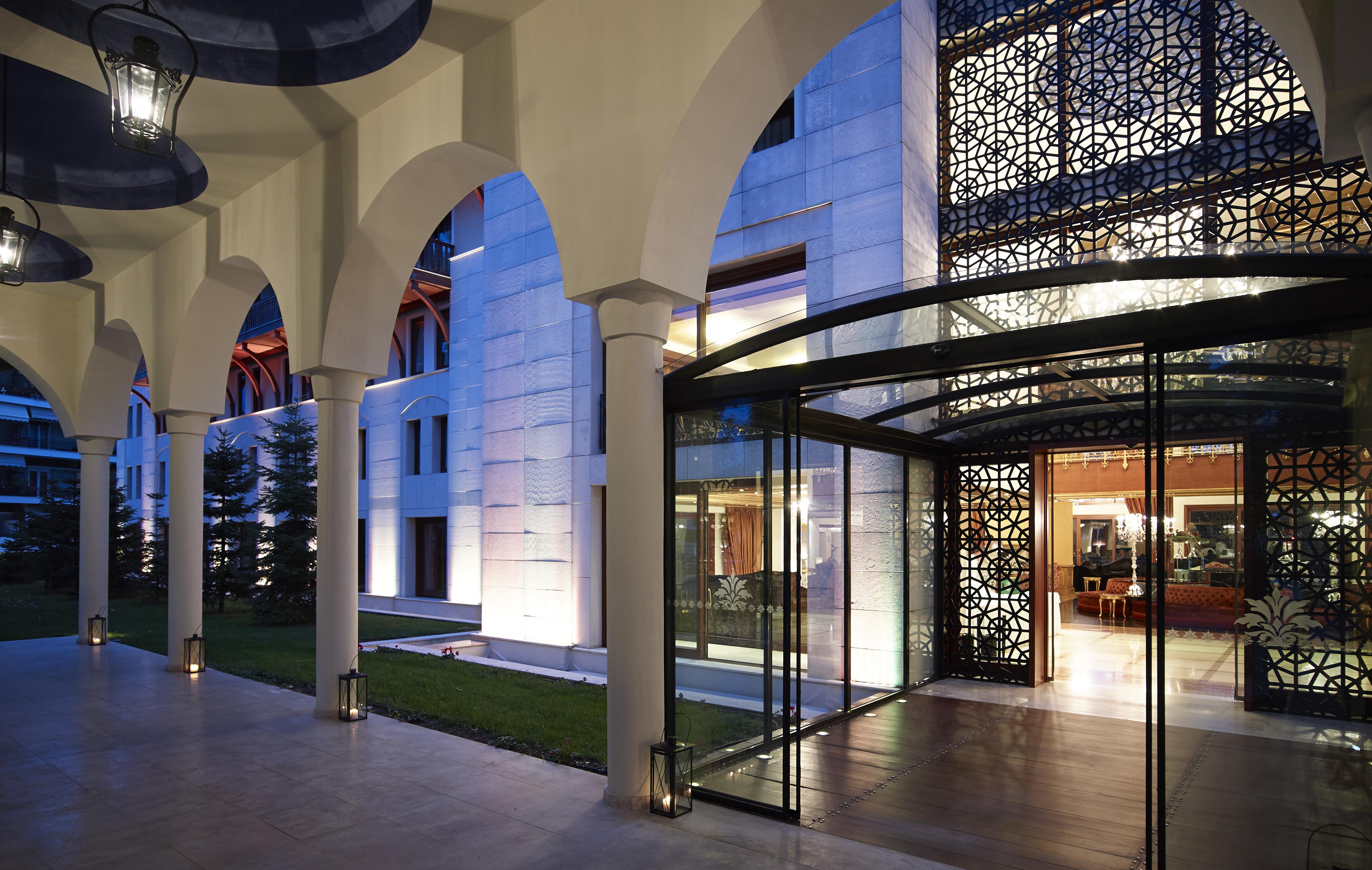 Grand Serai Congress And Spa Ioannina Eksteriør billede Entrance to the hotel