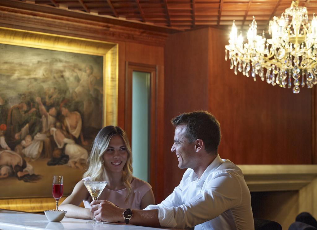 Grand Serai Congress And Spa Ioannina Eksteriør billede A couple at a bar