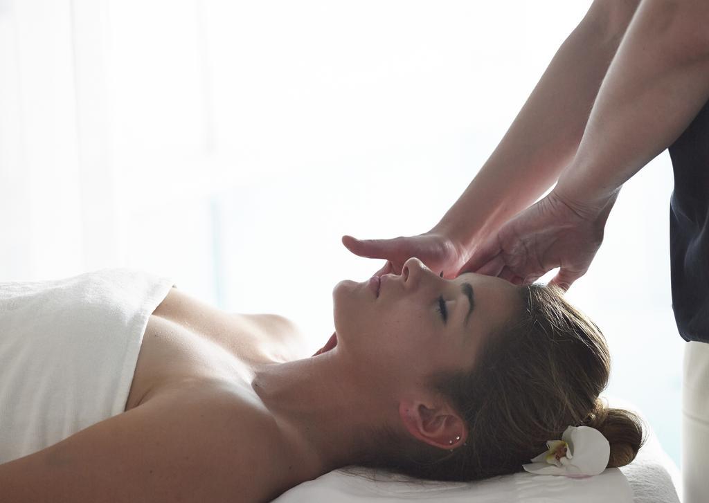 Grand Serai Congress And Spa Ioannina Eksteriør billede A woman receiving a head massage