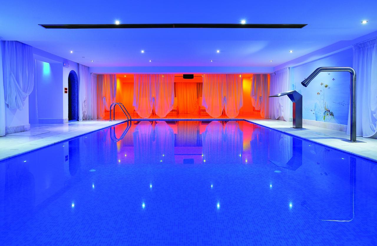 Grand Serai Congress And Spa Ioannina Eksteriør billede The swimming pool at the hotel